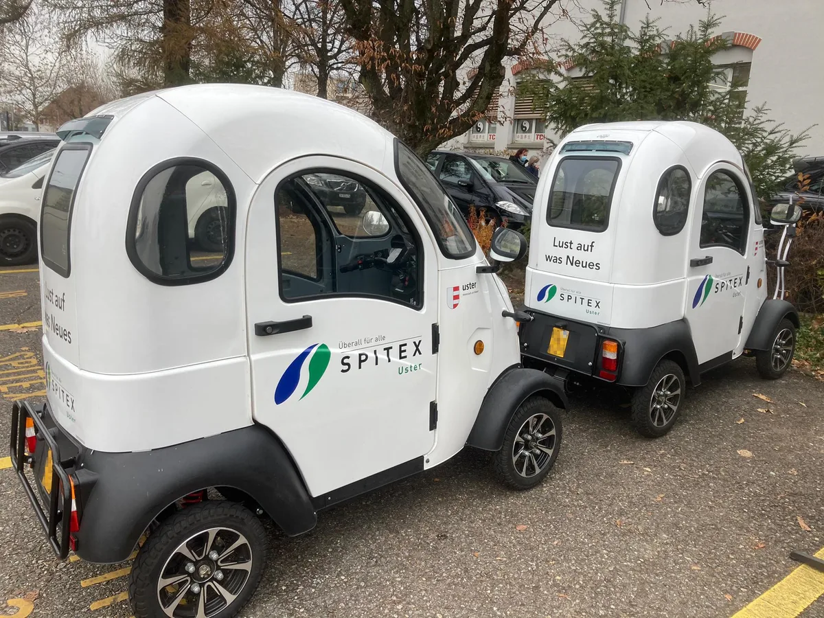 Definitiv gewünscht ist ein Ausbau der Spitex-Angebote. Andere bereits bestehende Angebote sind der Bevölkerung hingegen nicht einmal bekannt. Spitex-Fahrzeuge mit Elektroantrieb.